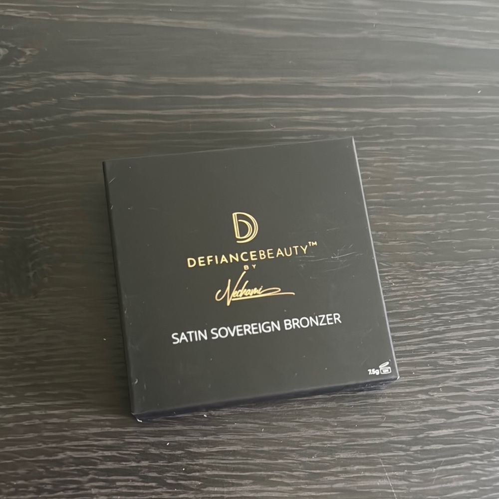 Satin Sovereign Bronzer - Black